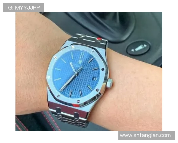 足球明星佩戴皇家橡树手表展现奢华风范与运动魅力