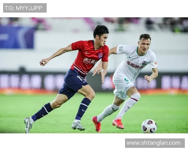 重庆足球队在大师赛中的灵活性表现分析与战术探讨 重庆足球队在大师赛中的灵活性表现分析与战术探讨